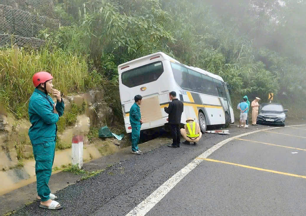 Lực lượng chức năng có mặt tại hiện trường của vụ tai nạn. Lực lượng chức năng có mặt tại hiện trường của vụ tai nạn.
