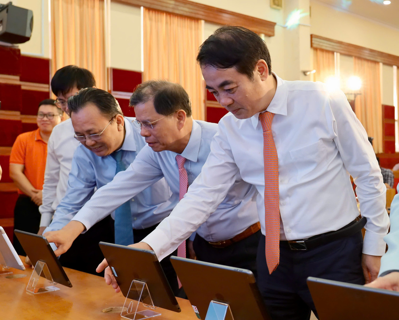 Lãnh đạo tỉnh Khánh Hòa trải nghiệm các tiện ích của trung tâm IOC Khánh Hòa.