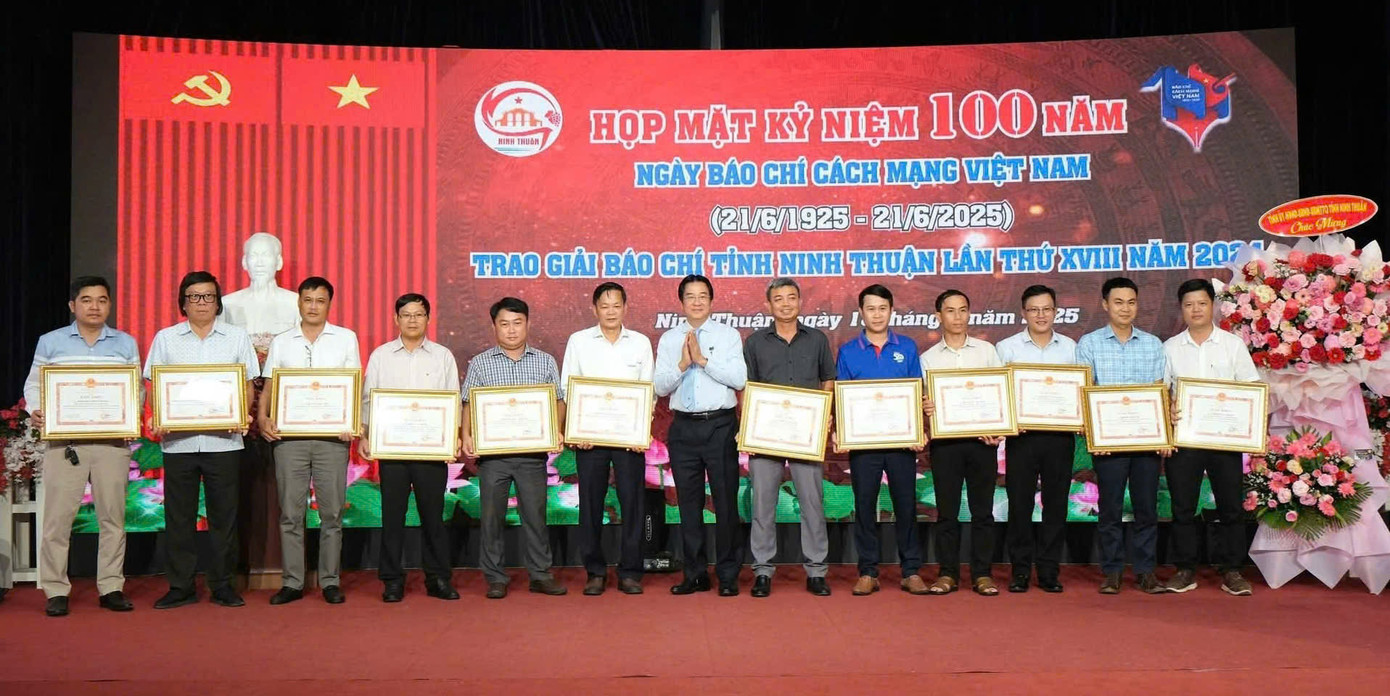 Phóng viên báo Tiền Phong khu vực Nam Trung Bộ nhận Bằng khen của Chủ tịch UBND tỉnh Ninh Thuận.