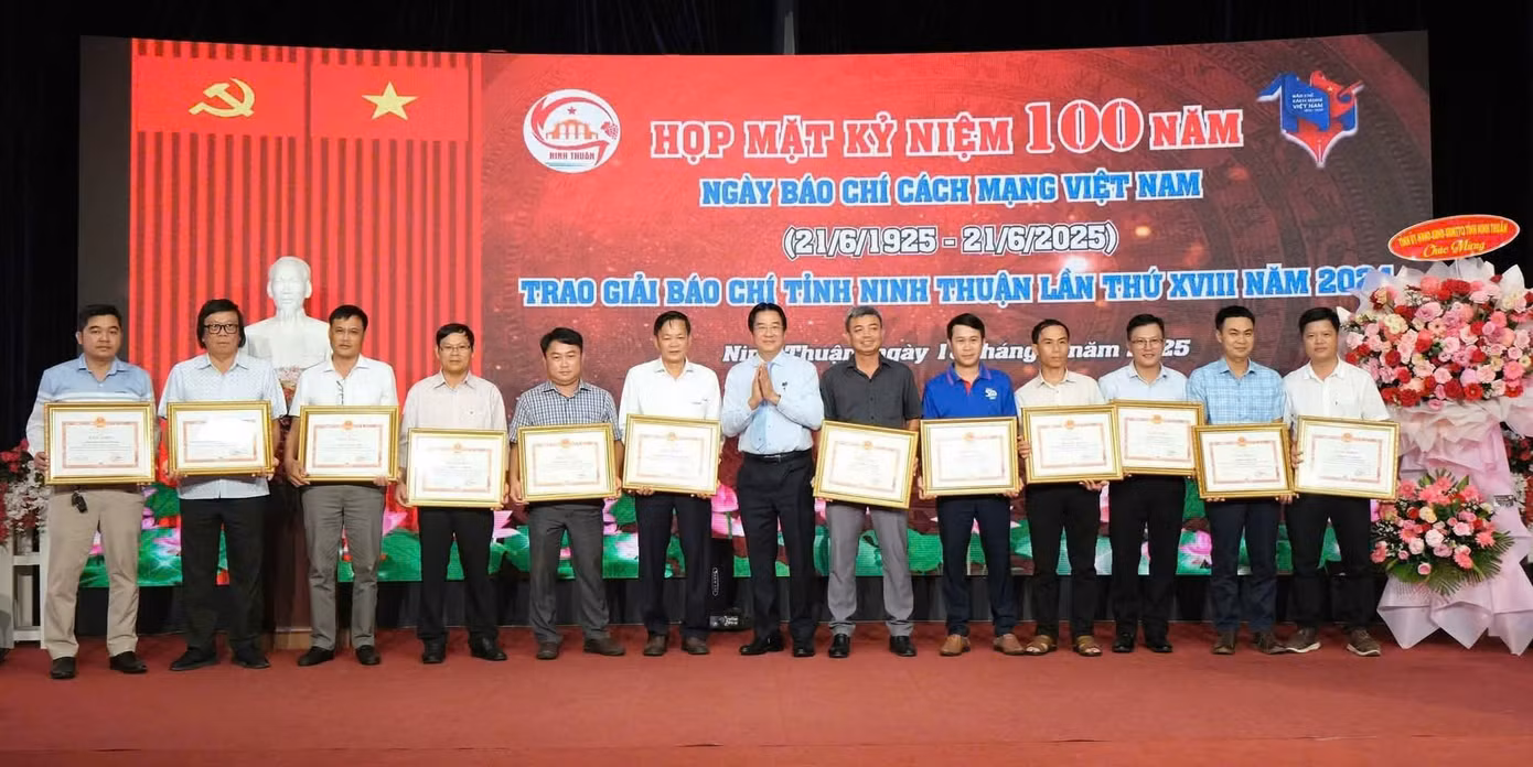 Phóng viên báo Tiền Phong khu vực Nam Trung Bộ nhận Bằng khen của Chủ tịch UBND tỉnh Ninh Thuận.