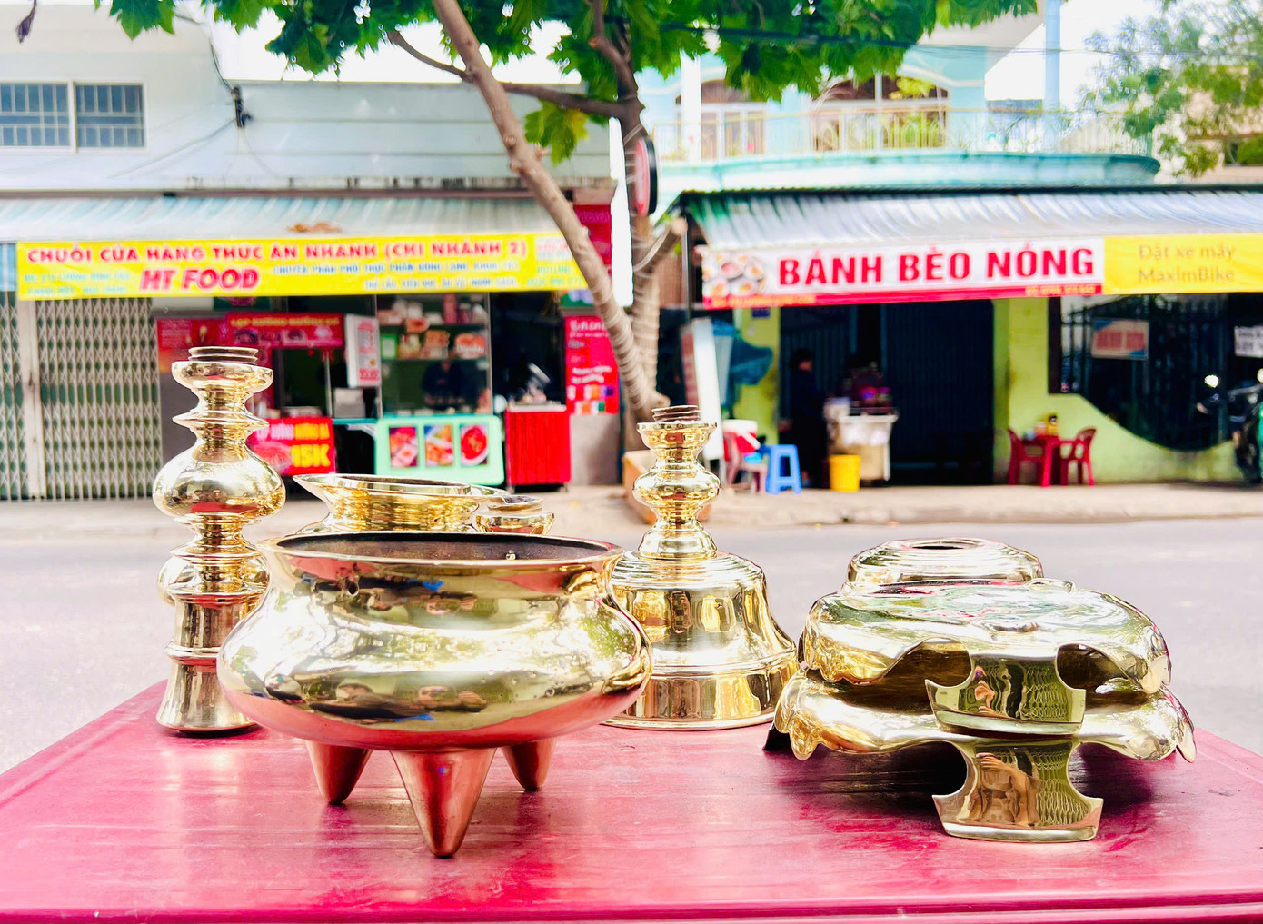 Lư đồng sau khi đánh bóng được lau chùi sạch sẽ và phơi khô.