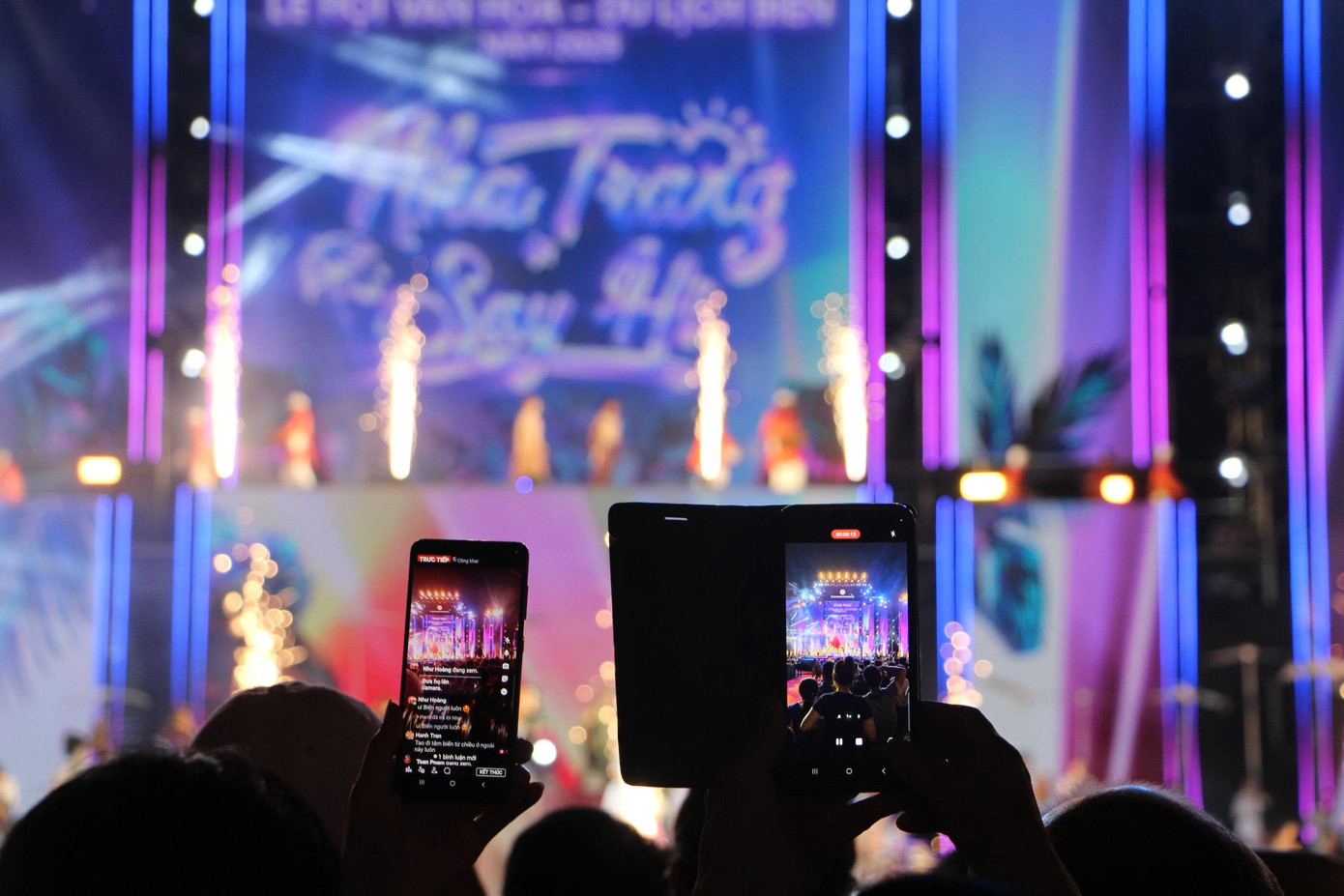Nhiều người dân và du khách live stream cho bạn bè cùng hòa chung không khí sôi động của đại nhạc hội.