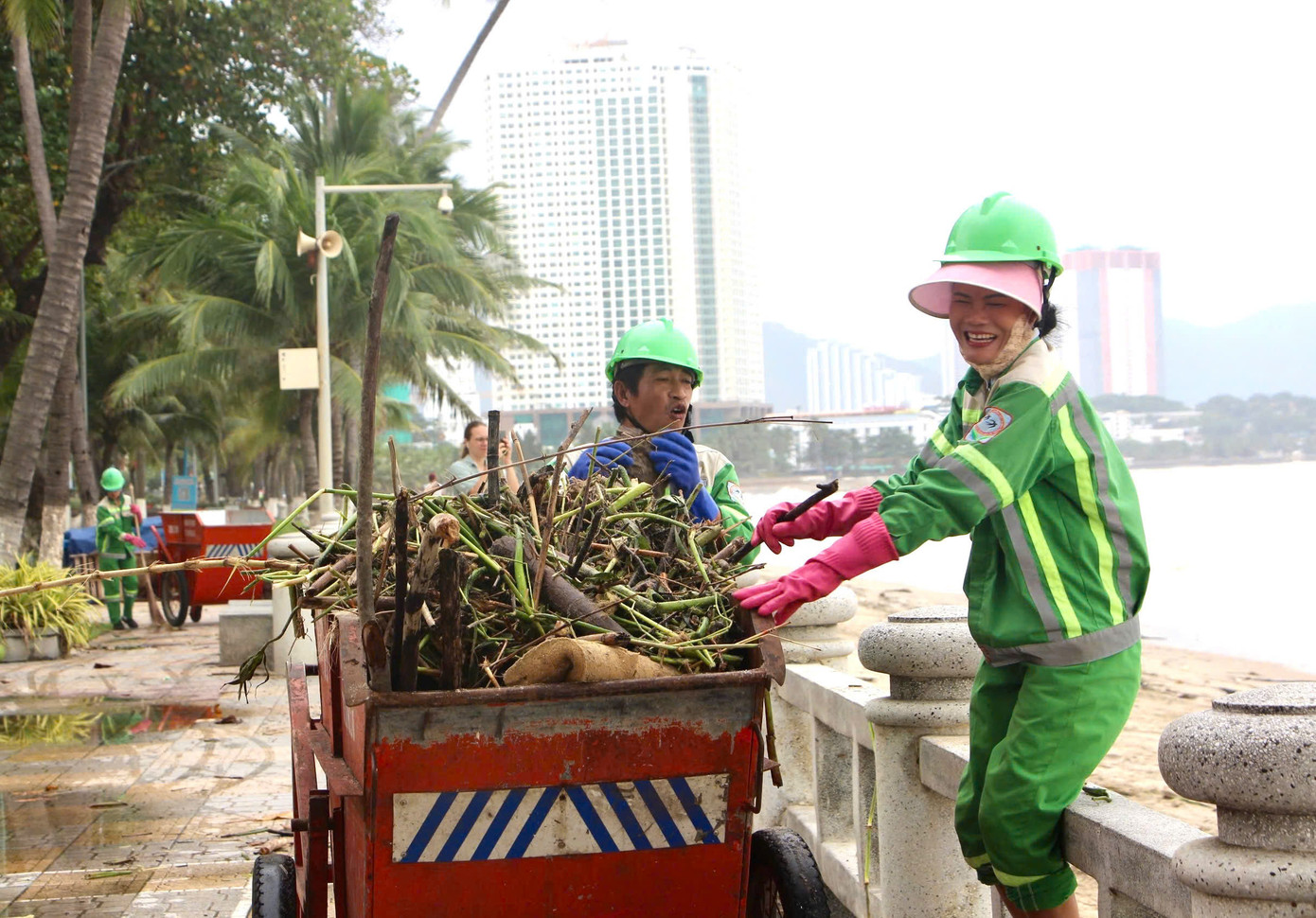 Các công nhân môi trường thay phiên nhau dọn rác.