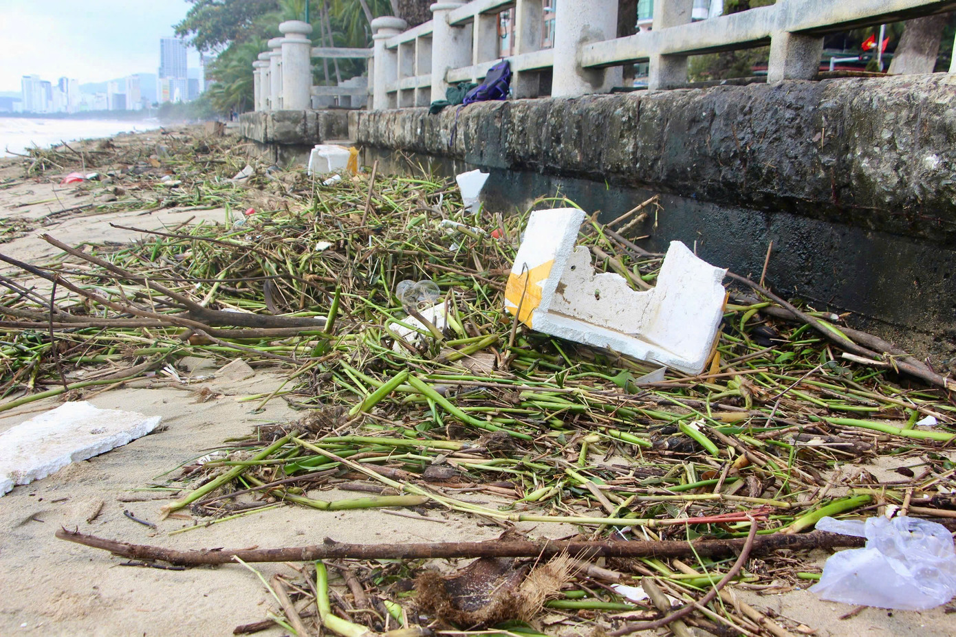 Rác dạt vào tràn ngập bờ biển Nha Trang.