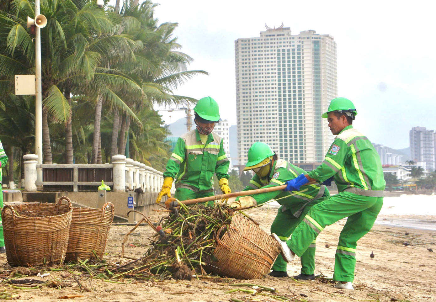 Các công nhân môi trường thay phiên nhau dọn rác.