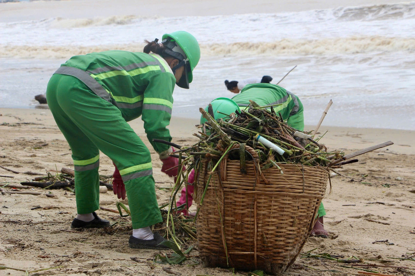 Các công nhân môi trường thay phiên nhau dọn rác.