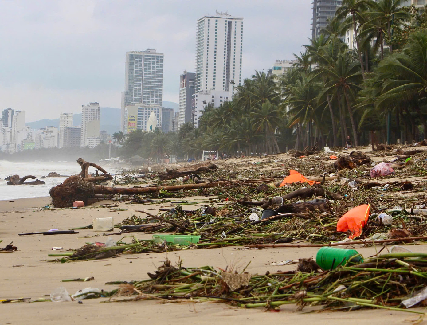Rác dạt vào tràn ngập bờ biển Nha Trang.