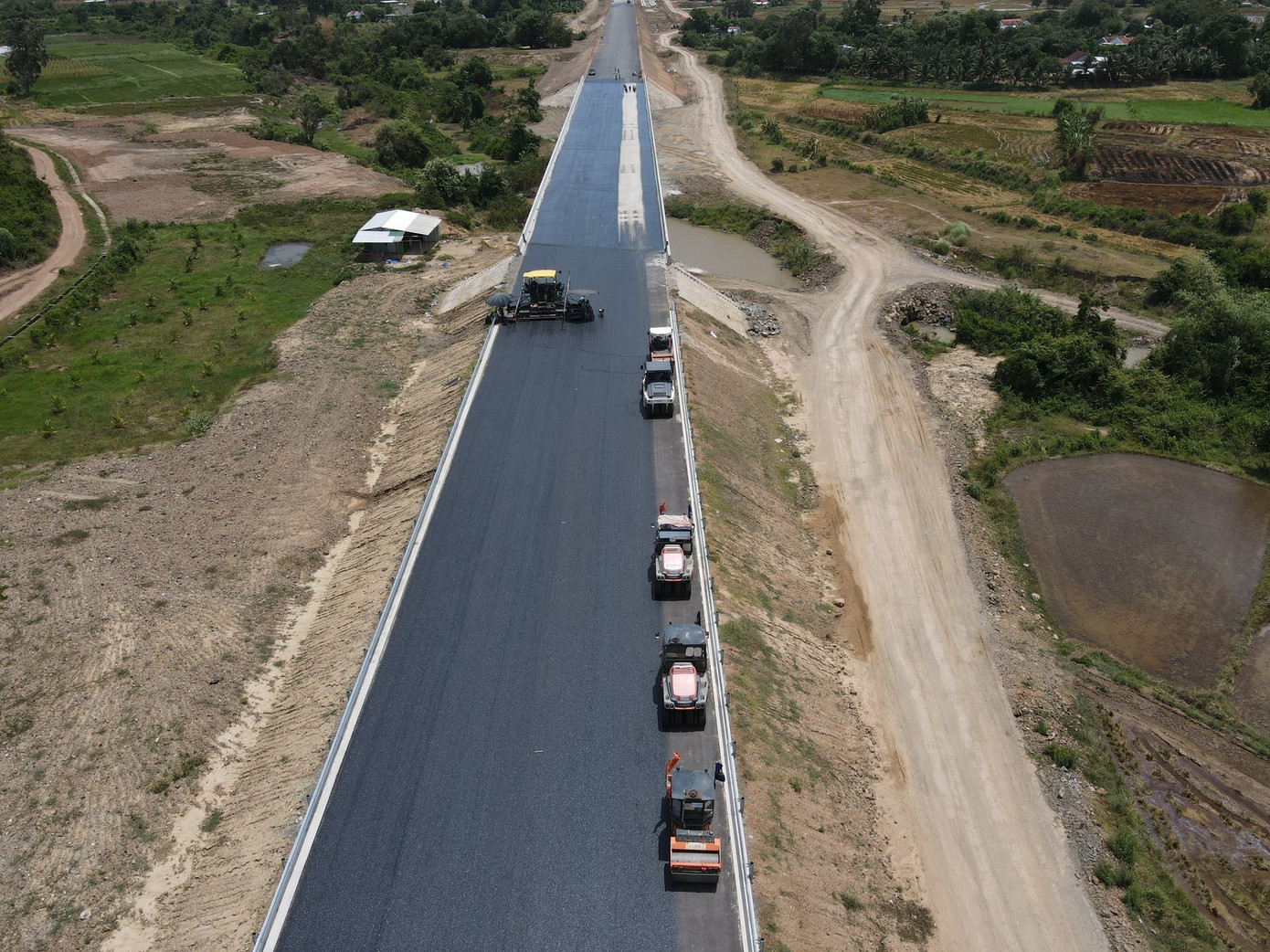 Dự án cao tốc Vân Phong - Nha Trang có tổng vốn gần 12.000 tỷ đồng, dự kiến hoàn thành vượt tiến độ 6 tháng và thông xe trước ngày 30/4/2025. Ảnh: Lữ Hồ