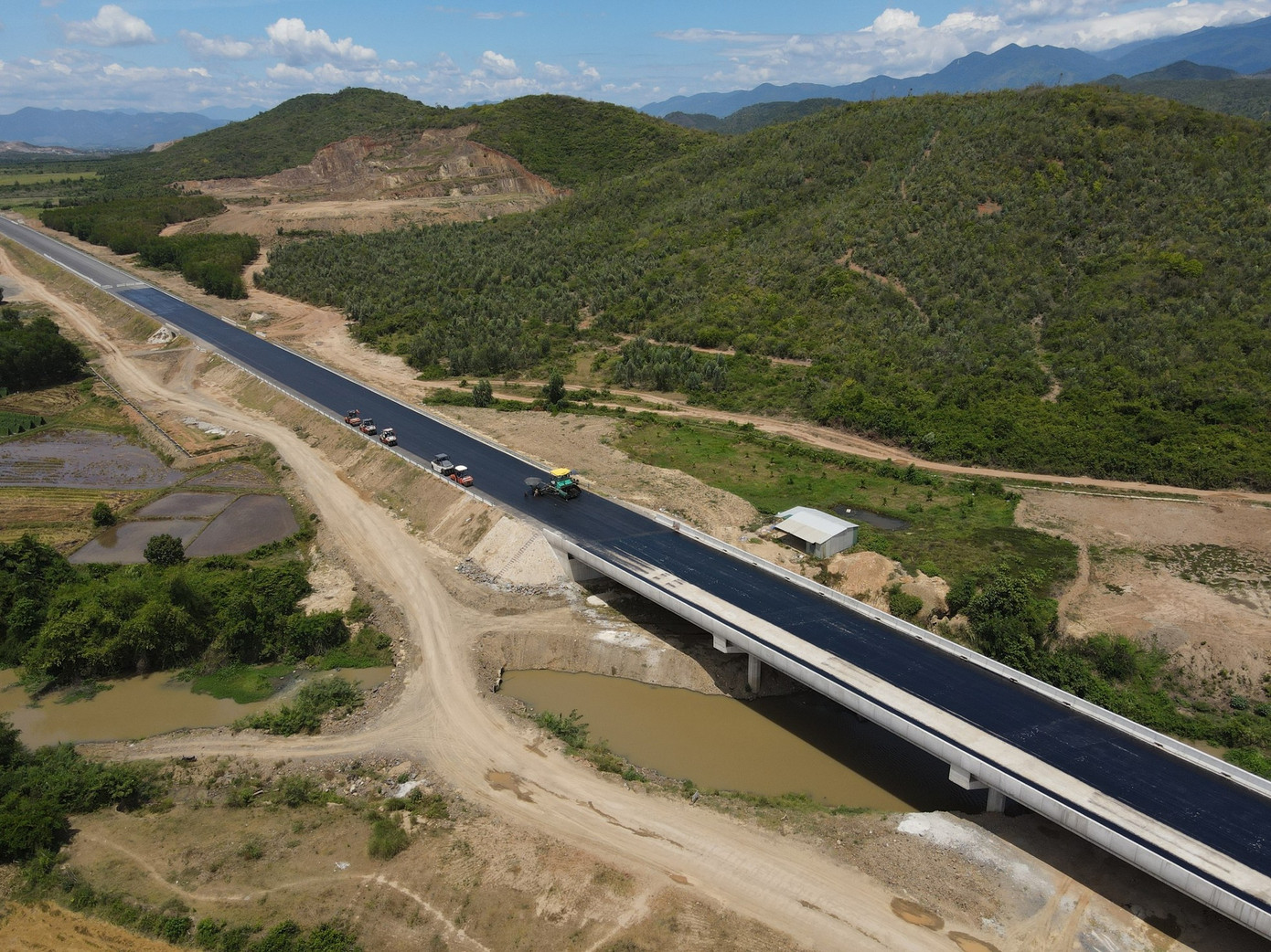 Dự án trạm dừng nghỉ thuộc dự án cao tốc Vân Phong - Nha Trang có tổng mức đầu tư hơn 230 tỉ đồng. Ảnh: Lữ Hồ