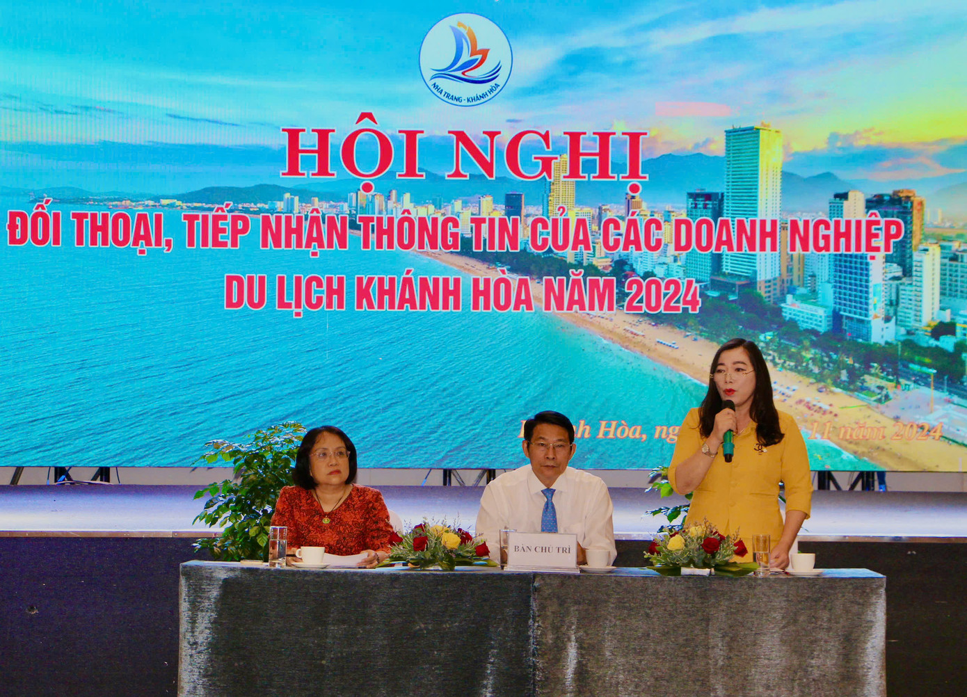 Ban điều hành hội nghị.