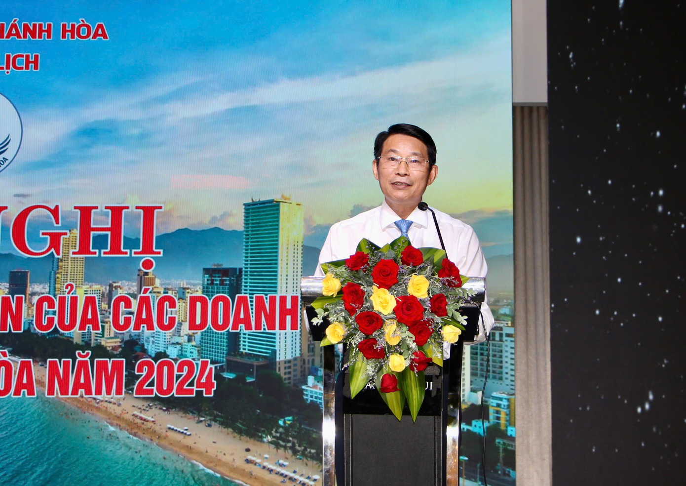 Ông Đinh Văn Thiệu - Phó Chủ tịch UBND tỉnh Khánh Hòa - phát biểu tại hội nghị.