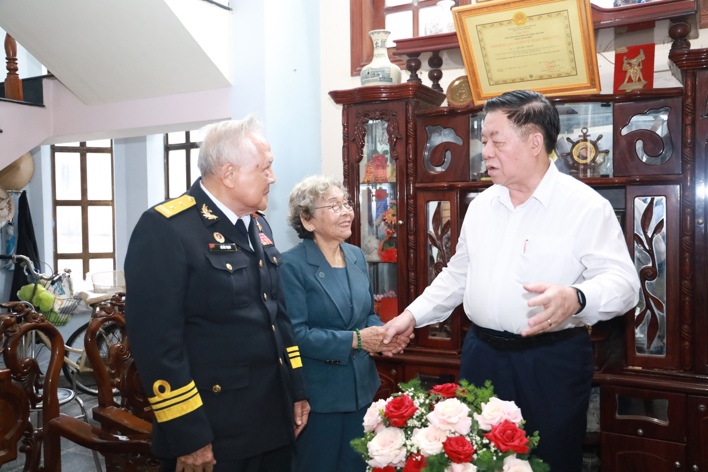 Đồng chí Nguyễn Trọng Nghĩa thăm vợ chồng Anh hùng LLVTND Hồ Đắc Thạnh. Ảnh: TTXVN Đồng chí Nguyễn Trọng Nghĩa thăm vợ chồng Anh hùng LLVTND Hồ Đắc Thạnh. Ảnh: TTXVN