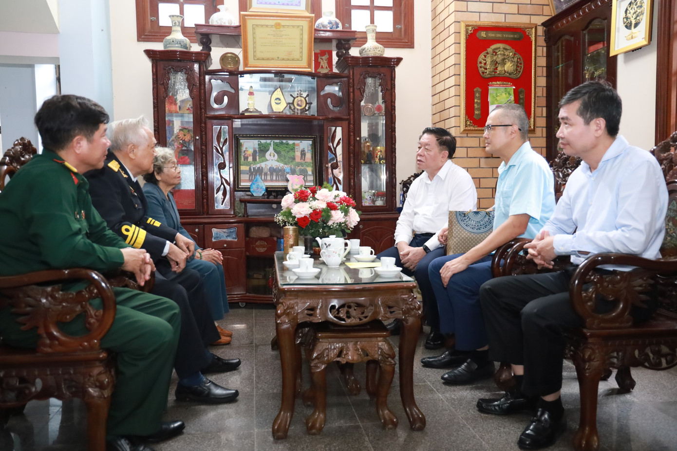 Anh hùng LLVTND Hồ Đắc Thạnh kể lại chiến công của tàu không số cập bến Vũng Rô năm xưa. Ảnh: TTXVN Anh hùng LLVTND Hồ Đắc Thạnh kể lại chiến công của tàu không số cập bến Vũng Rô năm xưa. Ảnh: TTXVN