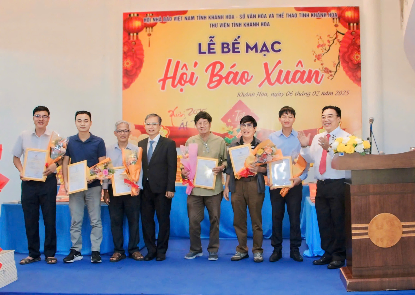 Trao giải tặng 7 tác giả có tác phẩm xuất sắc viết về tỉnh Khánh Hòa. Trao giải tặng 7 tác giả có tác phẩm xuất sắc viết về tỉnh Khánh Hòa.