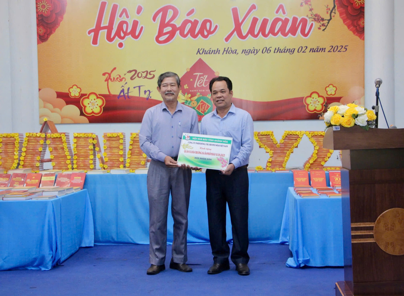 Các đơn vị trao tượng trưng ấn phẩm báo Xuân tặng đại diện quân, dân huyện Trường Sa. Các đơn vị trao tượng trưng ấn phẩm báo Xuân tặng đại diện quân, dân huyện Trường Sa.