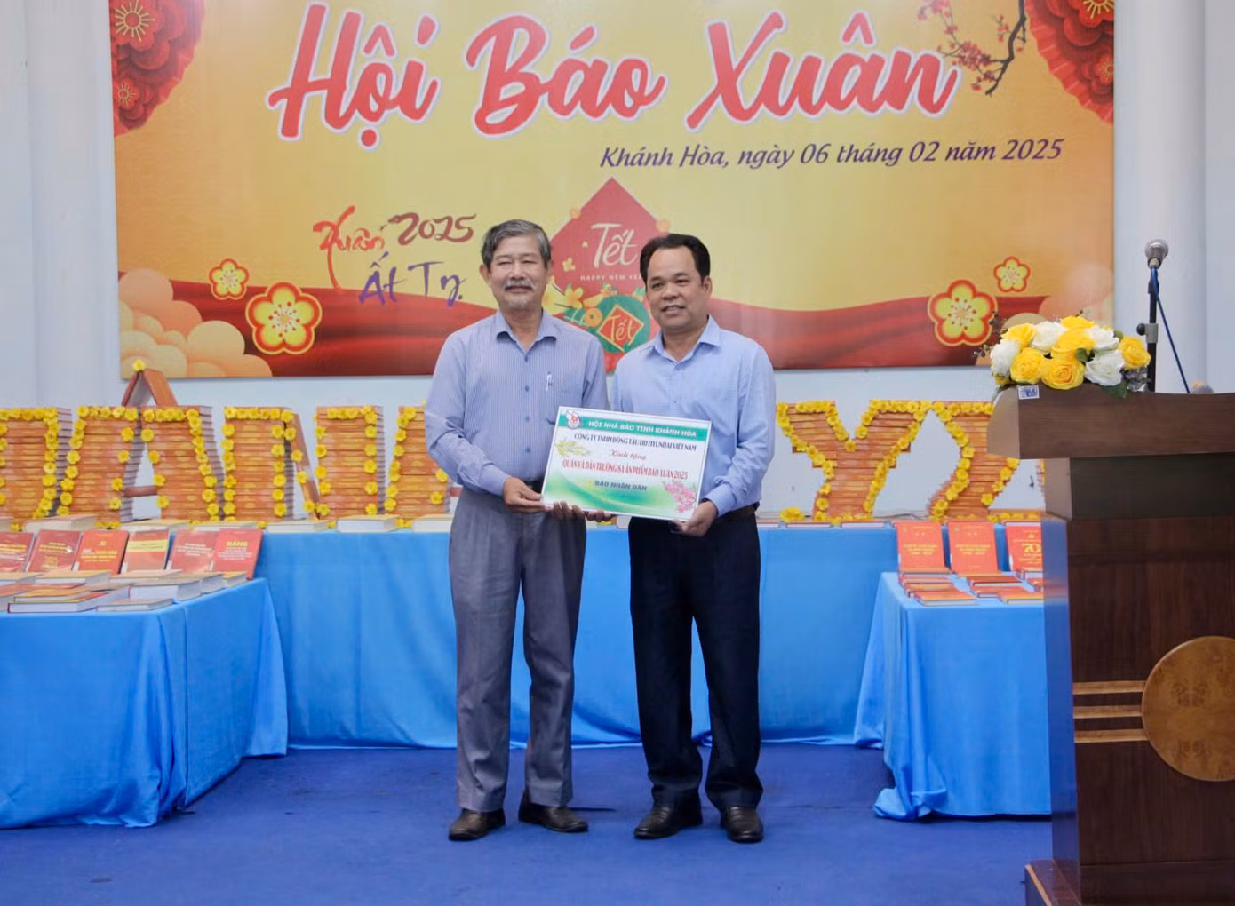 Các đơn vị trao tượng trưng ấn phẩm báo Xuân tặng đại diện quân, dân huyện Trường Sa. Các đơn vị trao tượng trưng ấn phẩm báo Xuân tặng đại diện quân, dân huyện Trường Sa.