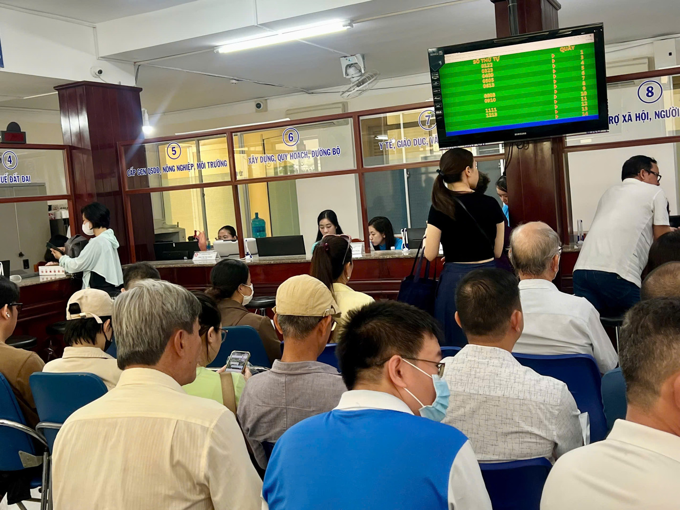 Người dân đến làm thủ tục tại Trung tâm phục vụ hành chính công phường Nha Trang.