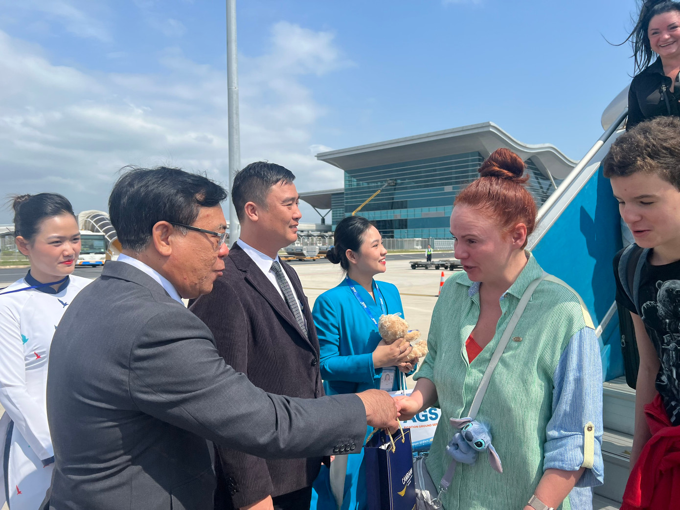 Lãnh đạo Sở Văn hóa - Thể thao và Du lịch tỉnh Khánh Hòa quà lưu niệm cho các hành khách trên chuyến bay.