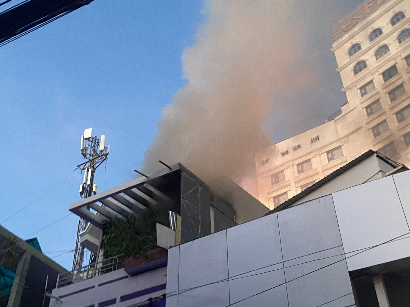 Khói bốc lên nghi ngút trên tầng thượng của ngôi nhà. Khói bốc lên nghi ngút trên tầng thượng của ngôi nhà.