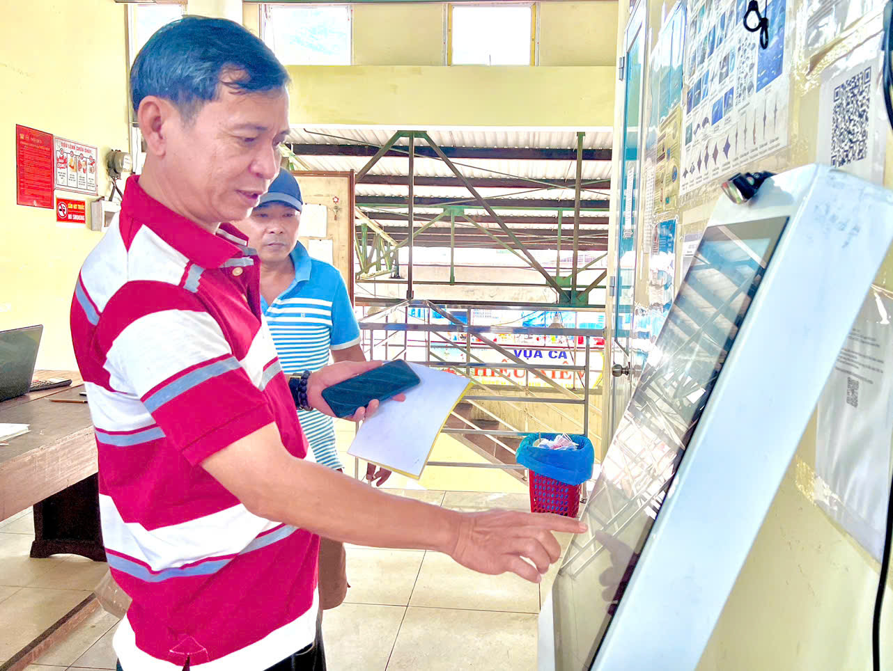 Ngư dân tự trực tiếp làm thủ tục trên máy Kiosk được đặt ở văn phòng đại diện thanh tra, kiểm soát nghề cá tại cảng cá Hòn Rớ.