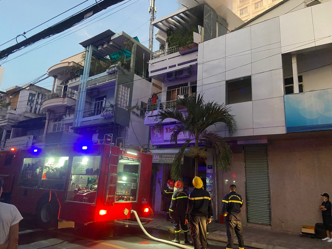 Lực lượng chữa cháy đến hiện trường Lực lượng chữa cháy đến hiện trường