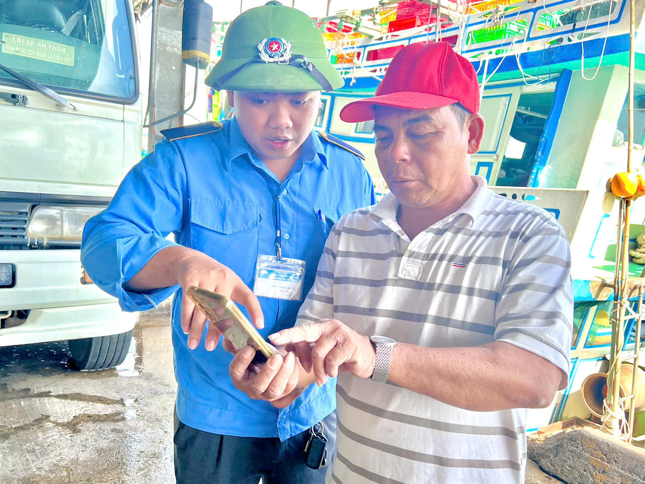 Ngư dân Phạm Y (ở TP Nha Trang) thực hiện thủ tục xuất cảng trên phần mềm eCDT.