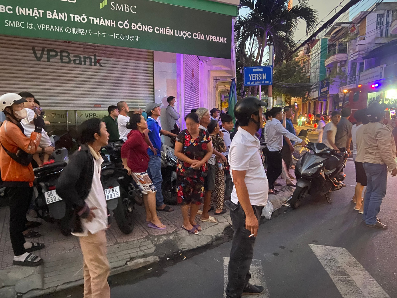 Người dân hiếu kỳ đứng xem. Người dân hiếu kỳ đứng xem.