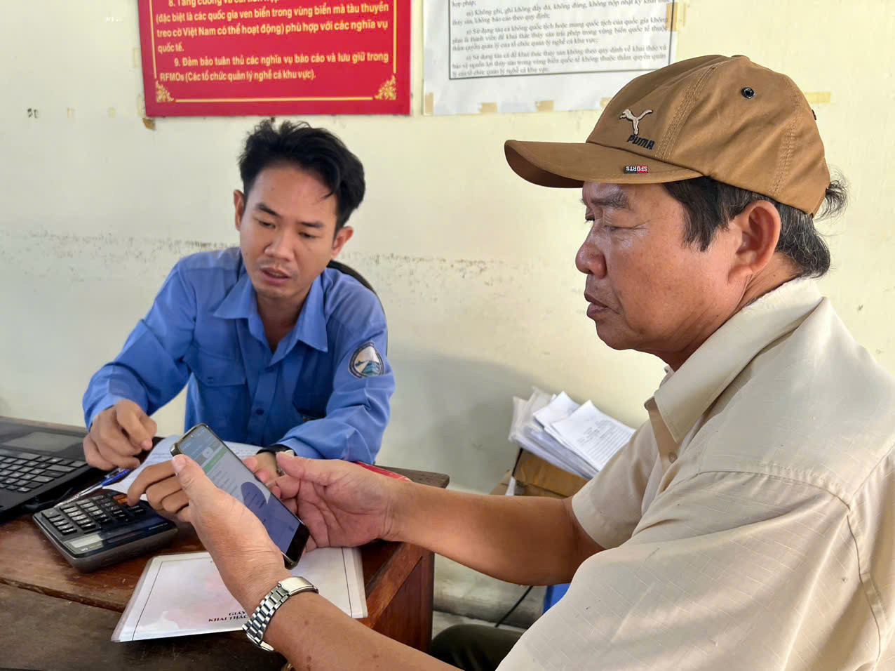 Nhiều ngư dân còn lúng túng khi sử dụng phần mềm eCDT và cần sự hỗ trợ từ nhân viên cảng cá để thực hiện các thủ tục xuất, nhập cảng.