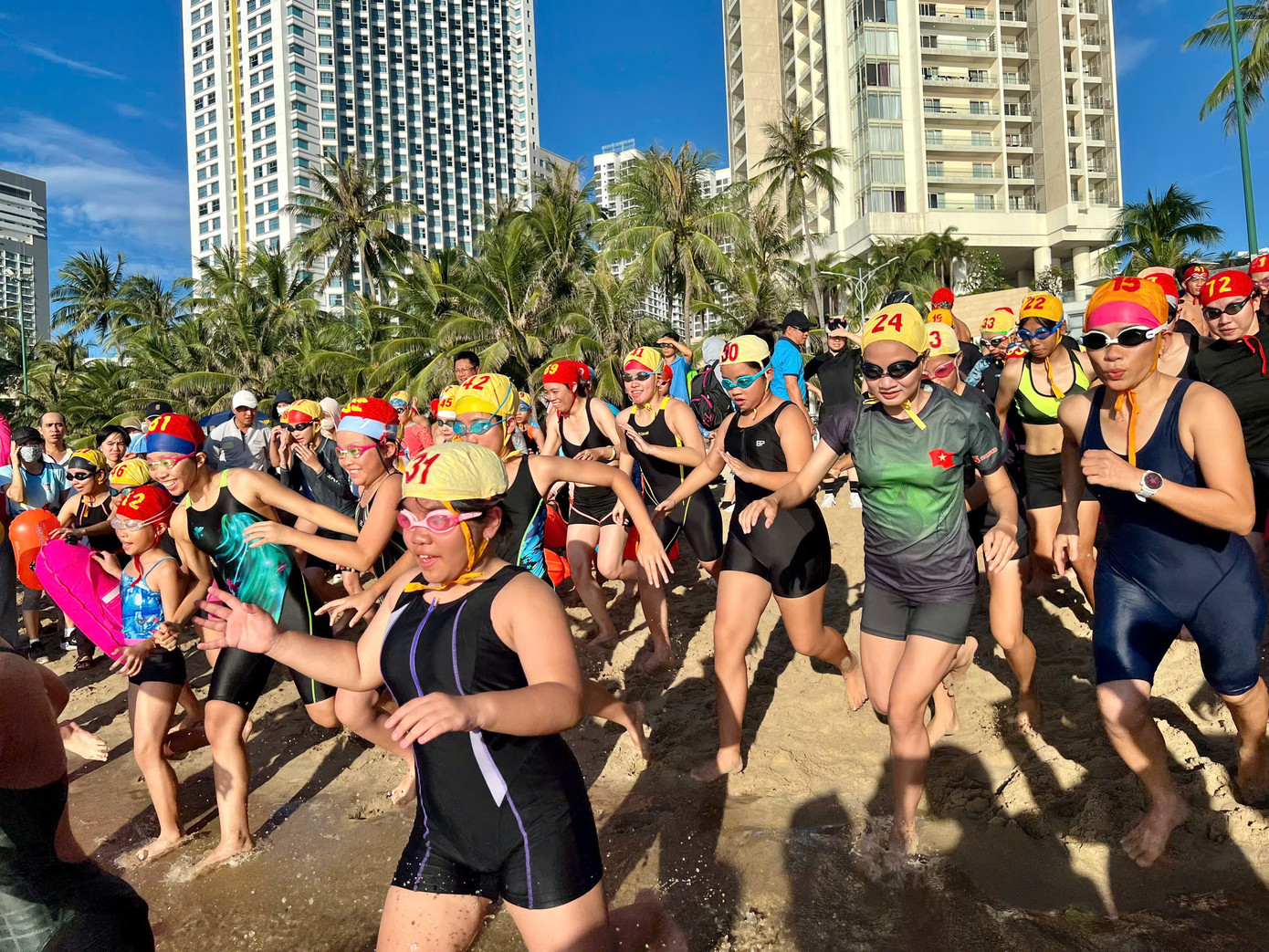 Các vận động viên thi đấu nội dung hai môn phối hợp là bơi biển và chạy bộ.