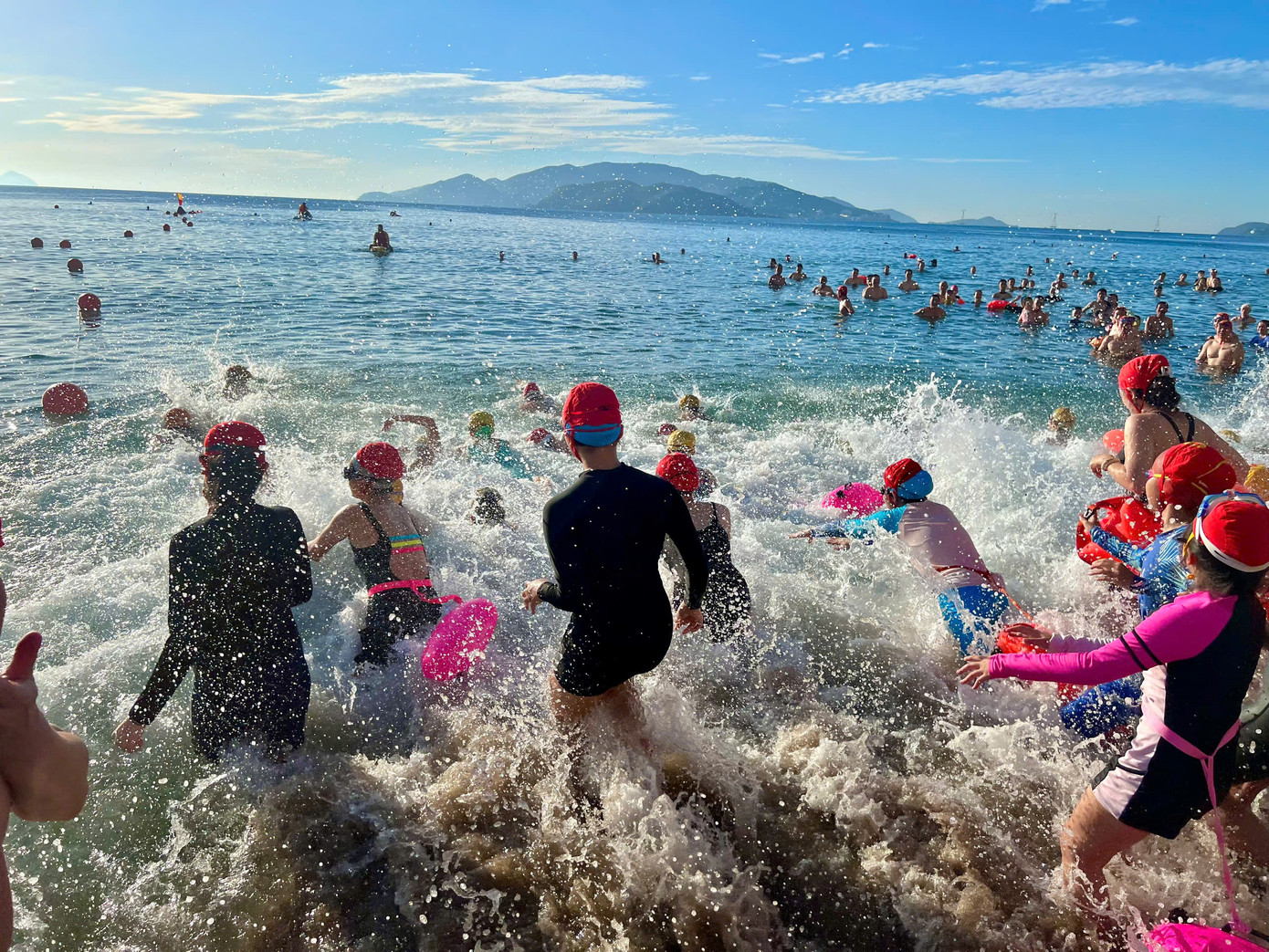 Ban tổ chức chia ra thành hai đợt thi đấu dành riêng cho các vận động viên nam và nữ.