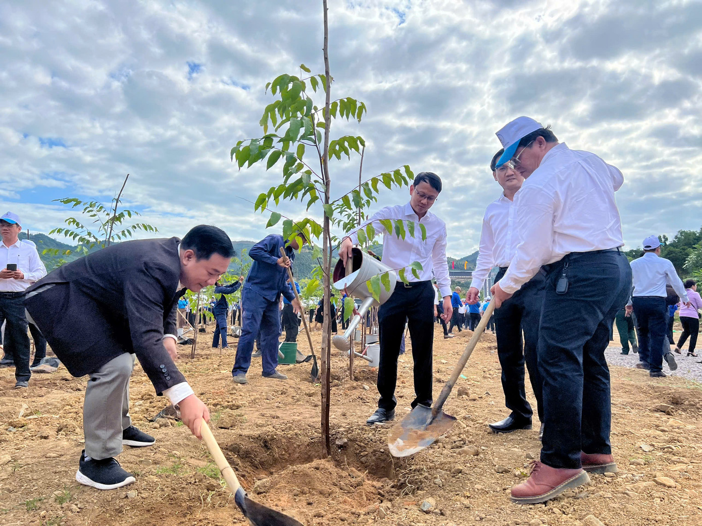 Các đại biểu và đông đảo người dân tham gia trồng cây tại lễ phát động. Các đại biểu và đông đảo người dân tham gia trồng cây tại lễ phát động.