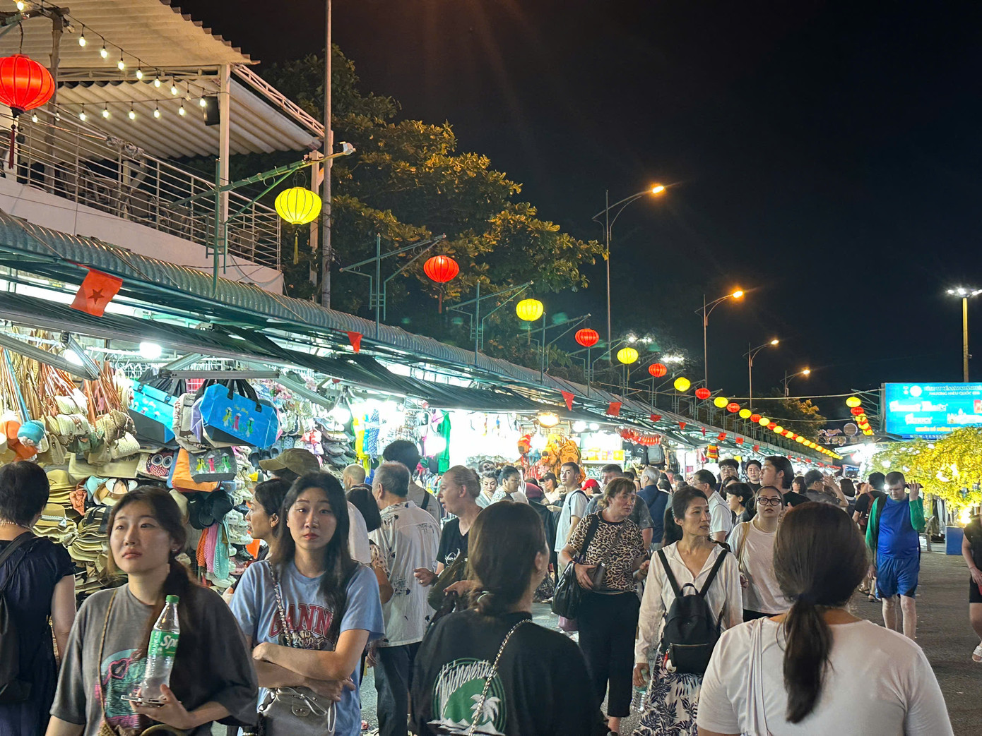 Khu chợ đêm Nha Trang trên đường Nguyễn Thi (đối diện Quảng trường 2/4 Nha Trang) cũng tấp nập du khách từ nhiều quốc gia khác đến để trải nghiệm, mua sắm. Khu chợ đêm Nha Trang trên đường Nguyễn Thi (đối diện Quảng trường 2/4 Nha Trang) cũng tấp nập du khách từ nhiều quốc gia khác đến để trải nghiệm, mua sắm.