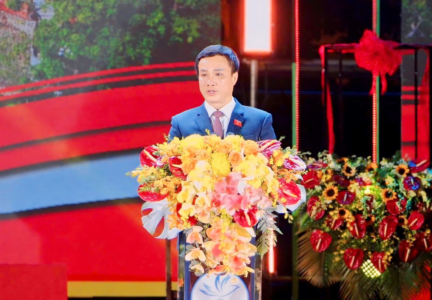 Ông Triệu Thế Hùng - Phó Chủ nhiệm Ủy ban Văn hóa, Giáo dục của Quốc hội, phát biểu tại buổi lễ.