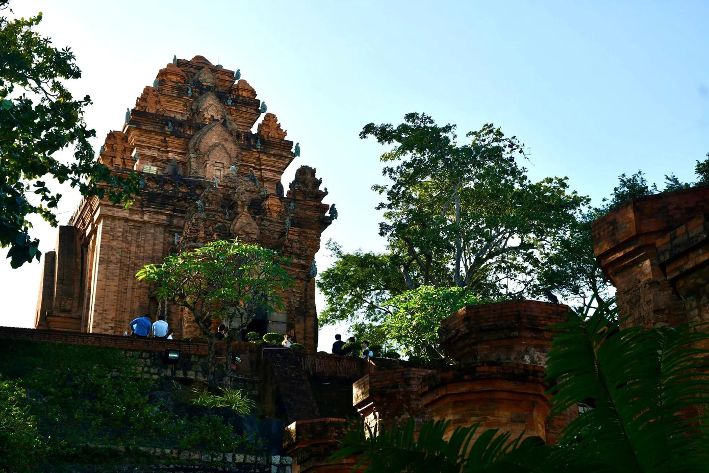 Di tích Quốc gia đặc biệt Tháp Bà Ponagar là điểm tham quan không thể bỏ qua của du khách trong và ngoài nước khi đến Khánh Hòa.