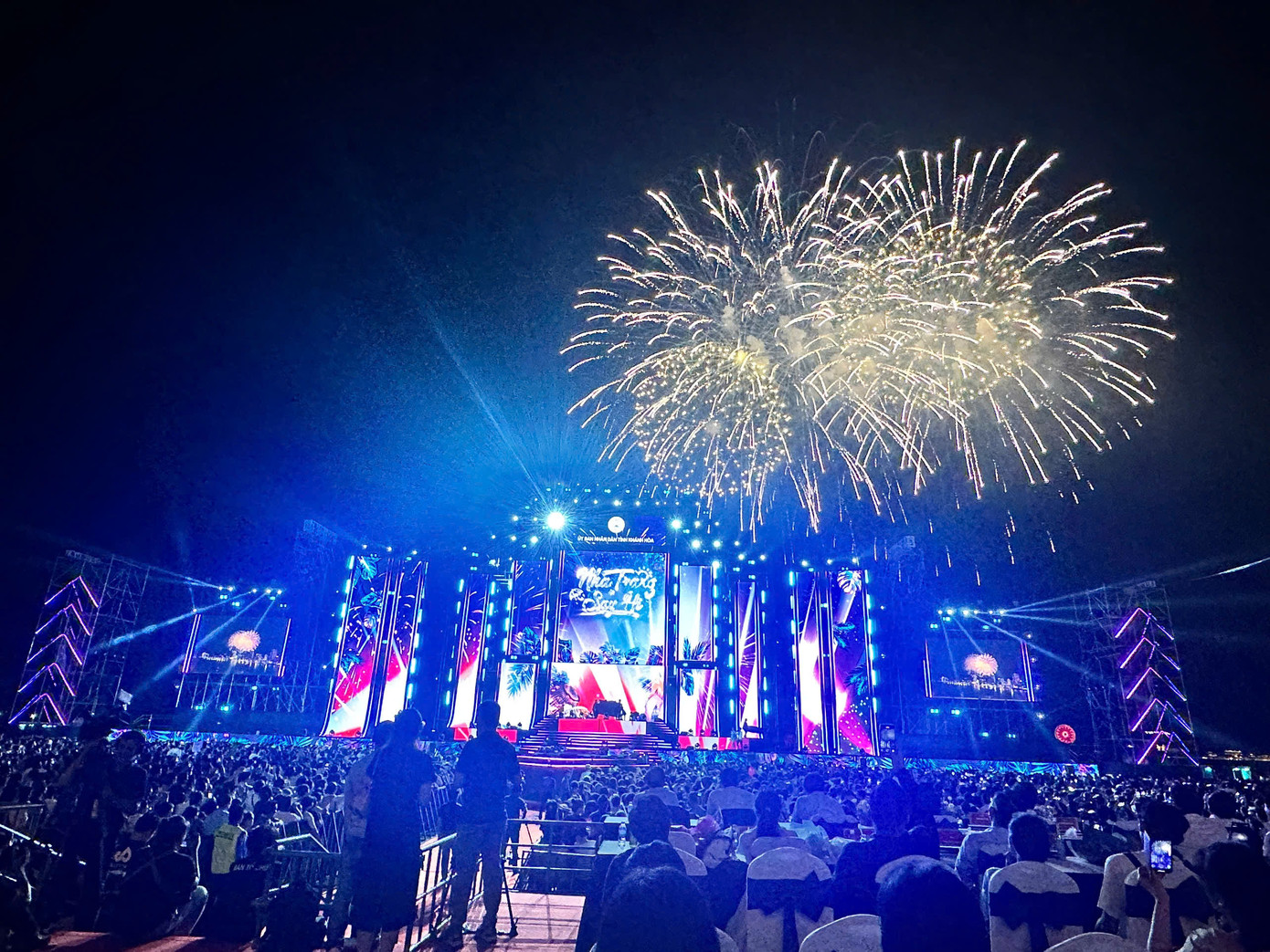 Cuối chương trình là màn bắn pháo hoa chào mừng Lễ hội Văn hóa - Du lịch biển năm 2025 tại Nha Trang.
