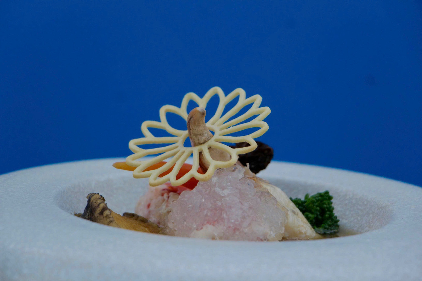 Người dân và du khách được chiêm ngưỡng những màn trình diễn nghệ thuật ẩm thực đầy sáng tạo và độc đáo.