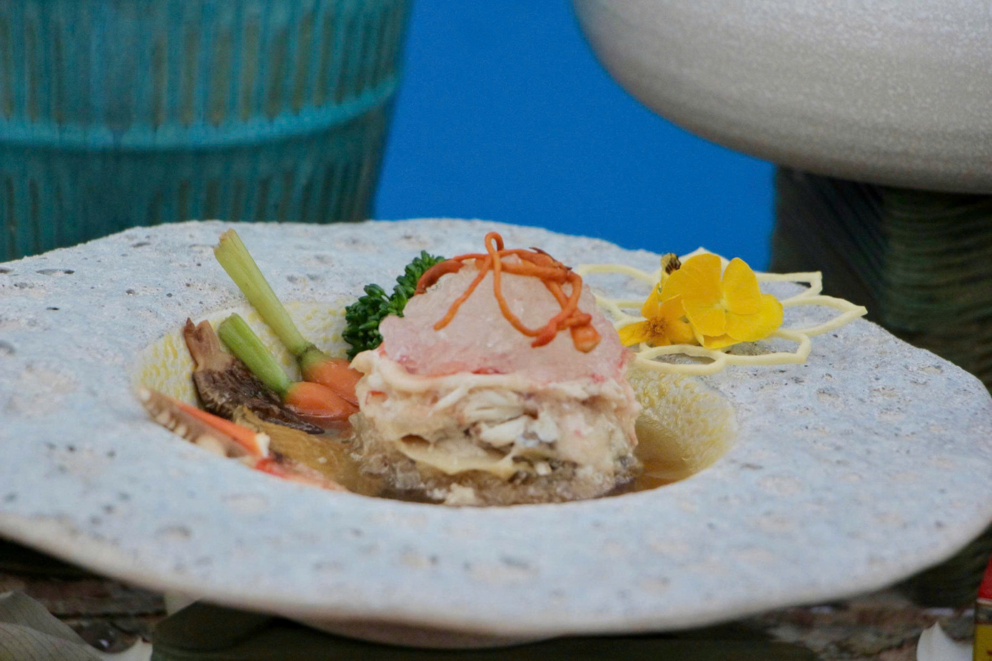 Với nguyên liệu chính là yến sào Khánh Hòa cùng những sản vật phong phú đặc trưng của Khánh Hòa như: hải sâm, rong nho, tôm hùm, cua biển... các món ăn không chỉ bổ dưỡng mà con thu hút người dân và du khách bởi sự đẹp mắt.