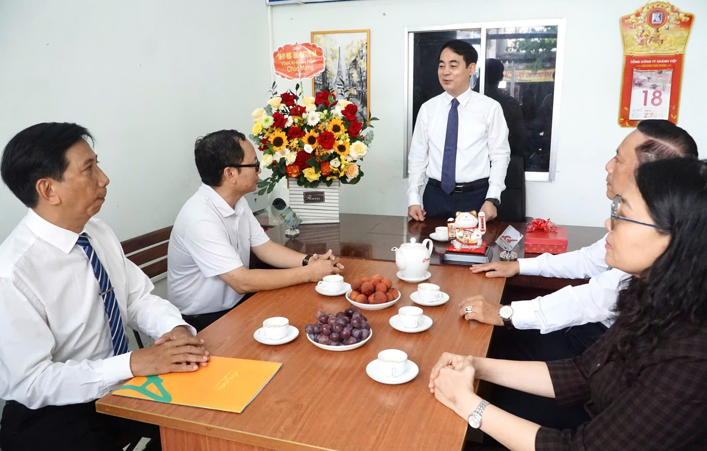 Ông Nghiêm Xuân Thành (người đứng) trao đổi, chia sẻ với phóng viên, lãnh đạo Văn phòng đại diện báo Tiền Phong khu vực Tây Nguyên - Nam Trung bộ.