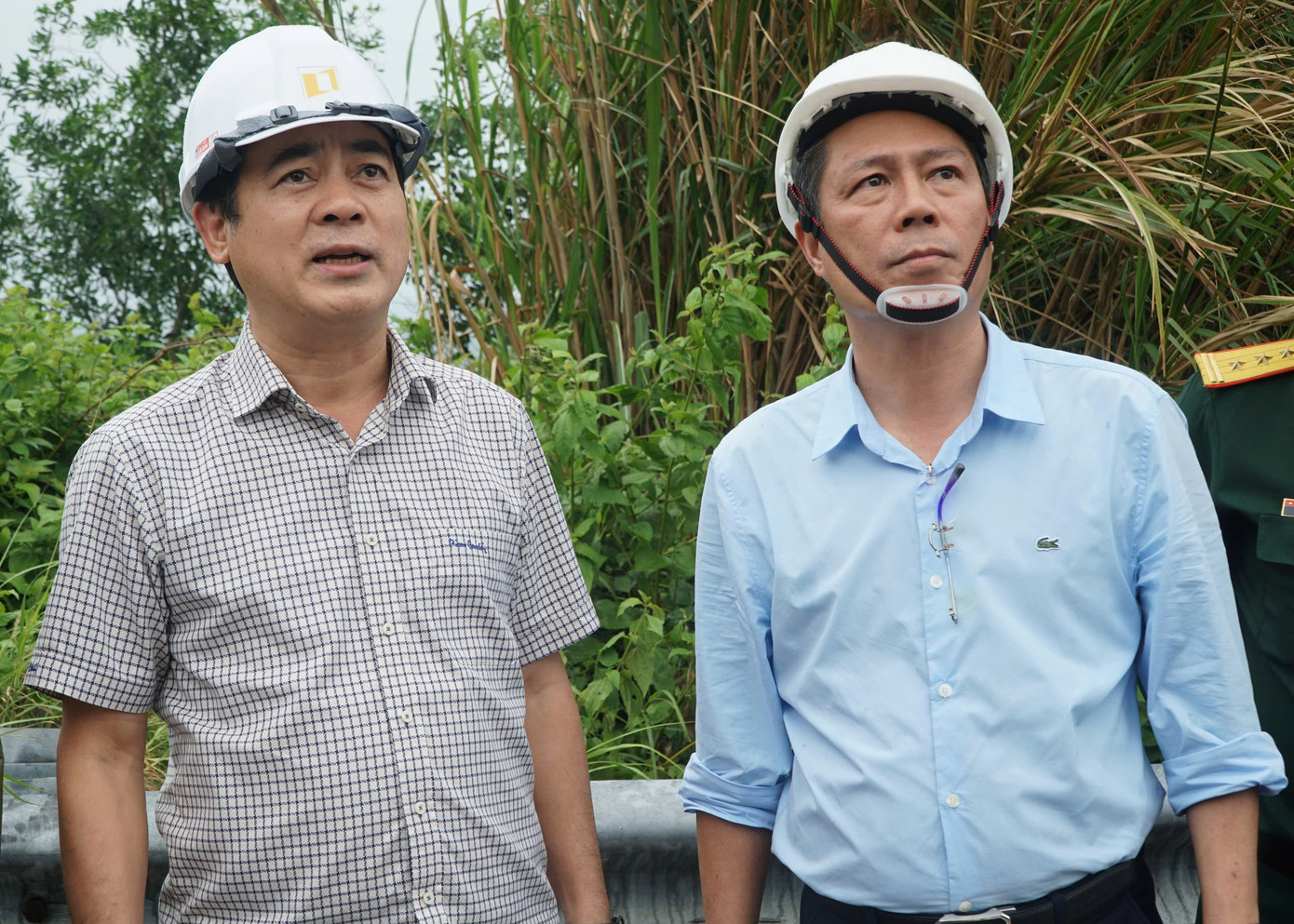 Bí thư Tỉnh ủy Khánh Hòa Nghiêm Xuân Thành (trái) và Chủ tịch UBND TP Nha Trang Trần Minh Chiến kiểm tra tại hiện trường.