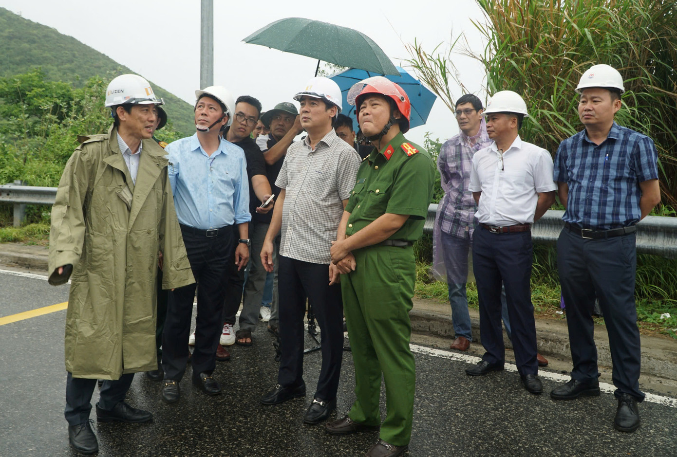 Bí thư Tỉnh ủy Khánh Hòa Nghiêm Xuân Thành (thứ 3, từ trái qua) chỉ đạo cơ quan chức năng phải di dời tảng đá trong thời gian nhanh nhất.