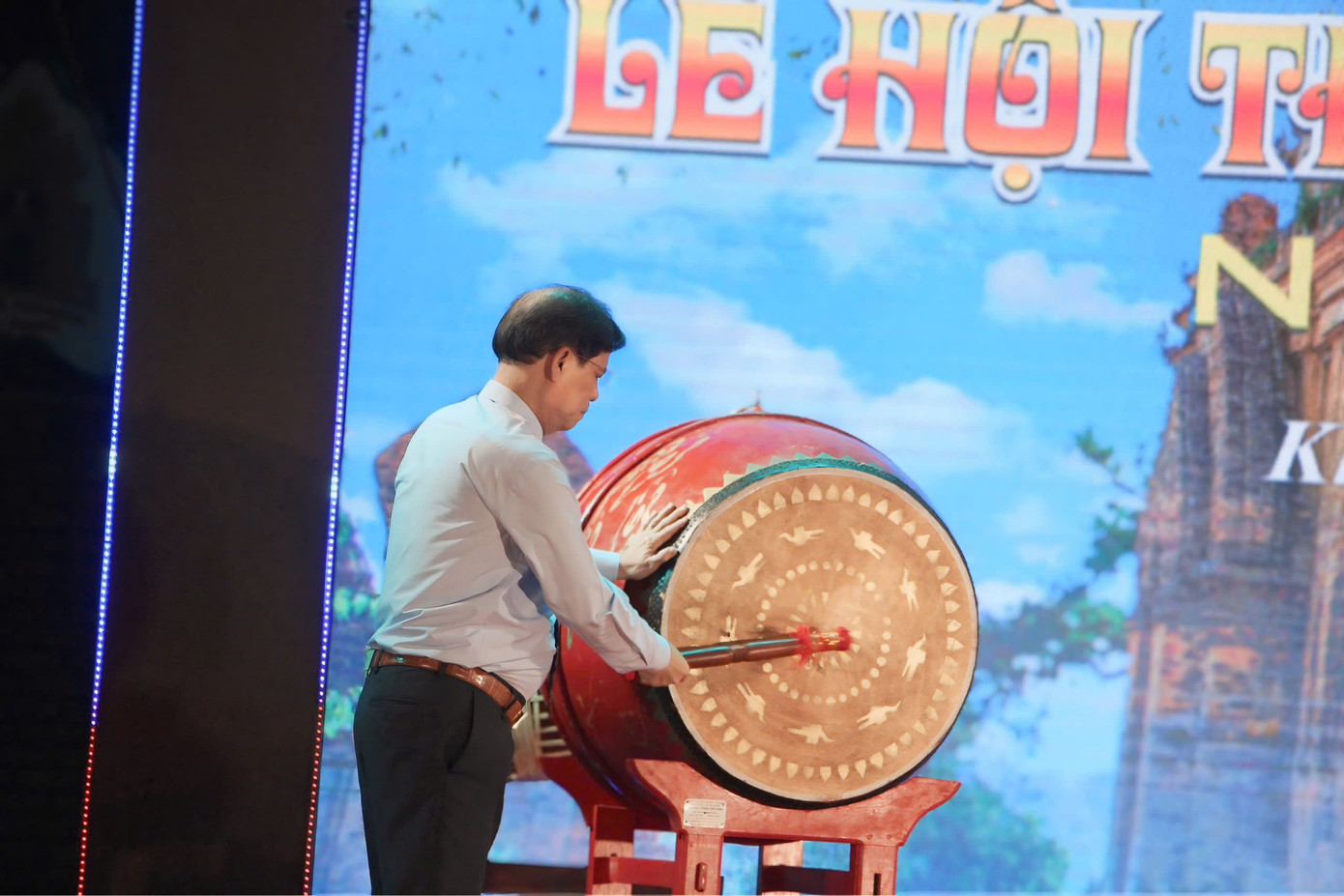 Ông Nguyễn Tấn Tuân - Chủ tịch UBND tỉnh Khánh Hòa - đánh trống khai mạc lễ hội.