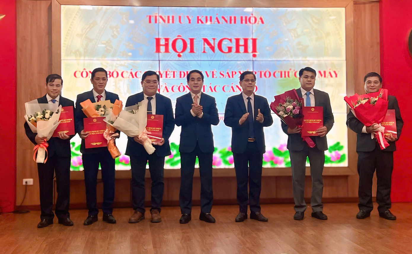 Lãnh đạo tỉnh Khánh Hòa trao quyết định bổ nhiệm cho các tân giám đốc sở.