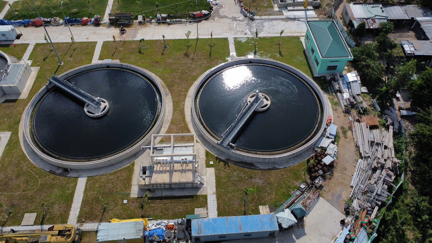 Hai bể lắng cuối của nhà máy có nhiệm vụ lắng các chất cặn trong nước trước khi chảy qua hệ thống khử trùng tia UV.