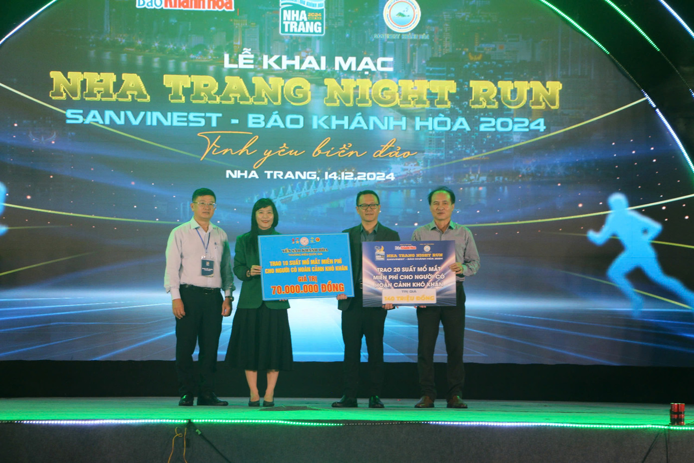 Ban tổ chức Giải "Nha Trang Night Run Sanvinest - Báo Khánh Hòa 2024" trao tặng các suất mổ mắt miễn phí cho người có hoàn cảnh khó khăn bị bệnh về mắt.