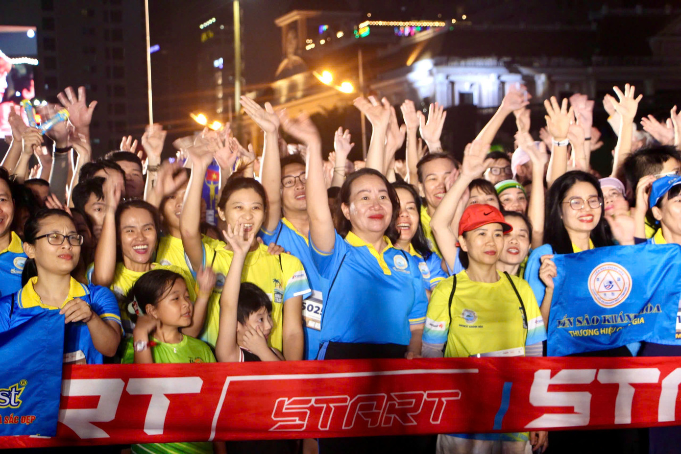 Các vận động viên thích thú check-in trước khi xuất phát.