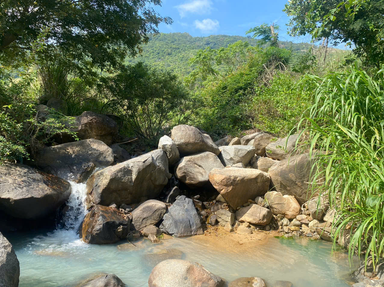 Địa hình tự nhiên đa dạng tạo điều kiện lý tưởng cho các bài thi khốc liệt và kỹ năng xử lý tinh tế của các đội đua.