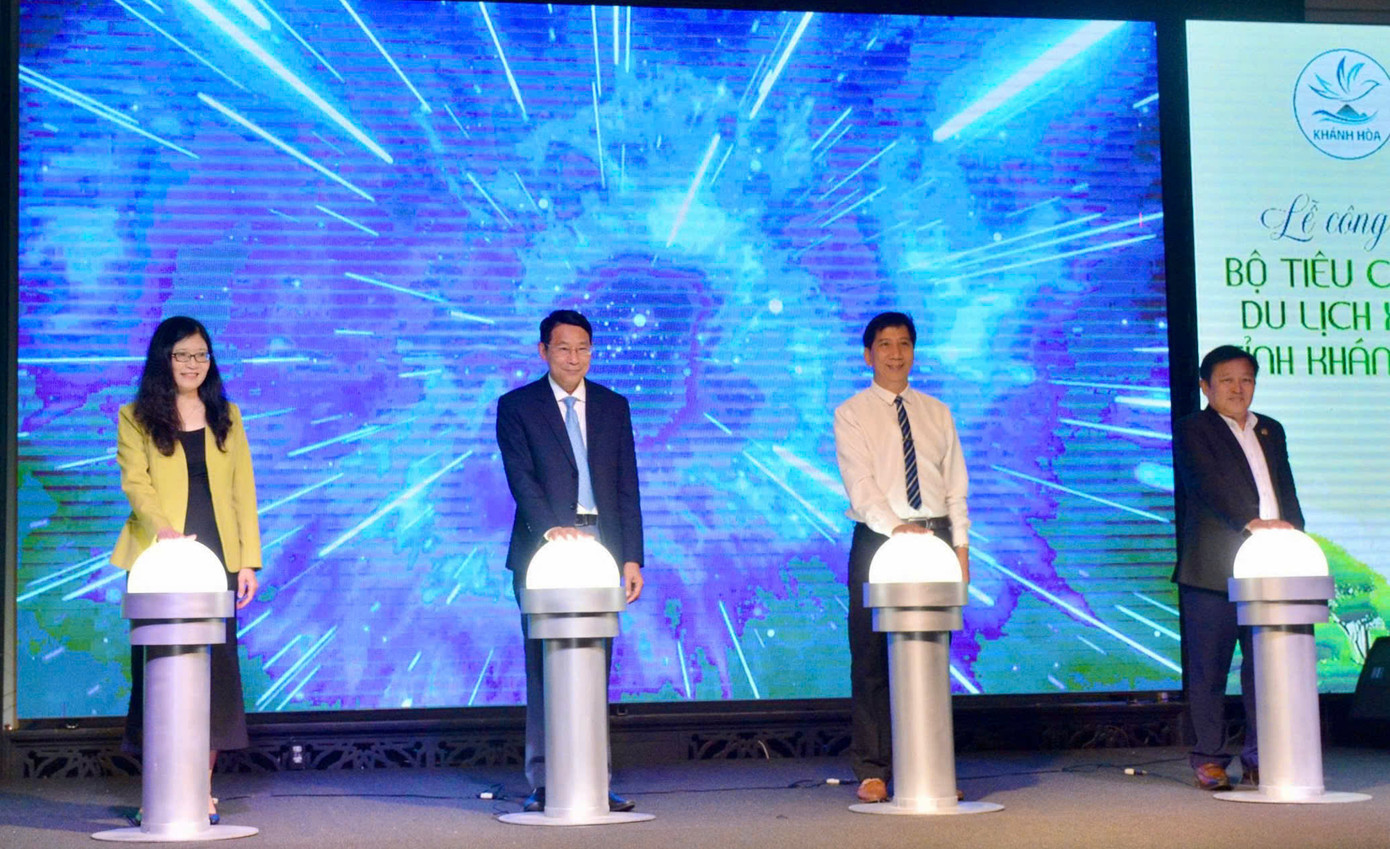 Các đại biểu bấm nút công bố Bộ tiêu chuẩn du lịch xanh tỉnh Khánh Hòa. Các đại biểu bấm nút công bố Bộ tiêu chuẩn du lịch xanh tỉnh Khánh Hòa.