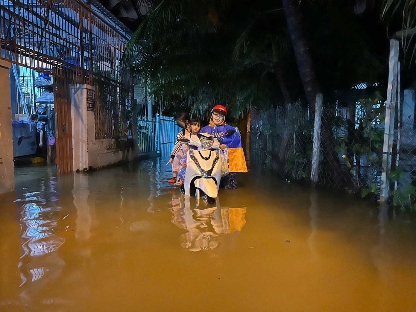 Nhiều khu vực ở TP Nha Trang ngập sâu trong đêm 15/12 sau đợt mưa kéo dài.