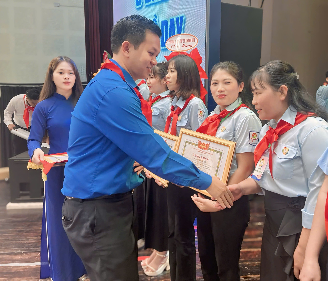 Dịp này, Tỉnh Đoàn Khánh Hòa trao tặng Bằng khen cho 20 giáo viên làm Tổng phụ trách Đội. Dịp này, Tỉnh Đoàn Khánh Hòa trao tặng Bằng khen cho 20 giáo viên làm Tổng phụ trách Đội.