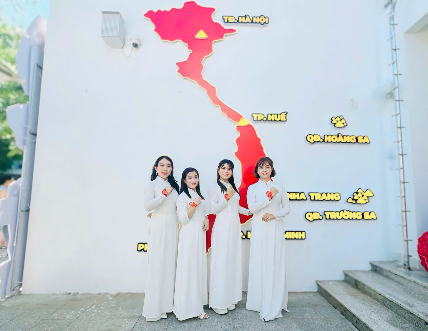 Không gian tại một quán cà phê trên đường Trần Nhật Duật (TP. Nha Trang) được trang trí hình bản đồ Việt Nam, tạo cảm giác tự hào và khơi dậy tình yêu dân tộc trong lòng mỗi người khi đến đây check in.